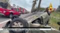 Auto sbanda e si cappotta in pieno centro a Crotone: quattro giovani feriti