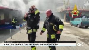 Crotone, incendio divora magazzini lungo la 106: nessun ferito