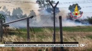 Giornata rovente a Crotone, diversi incendi: disagi anche in aeroporto