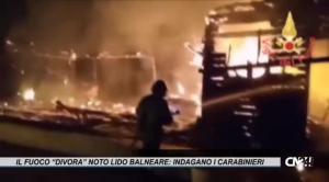 Incendio a Scalea, il fuoco “divora” noto lido balneare: indagano i carabinieri