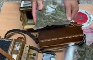 Tradito dall’odore di marijuana: la teneva nella fisarmonica, sequestrati 400 grammi