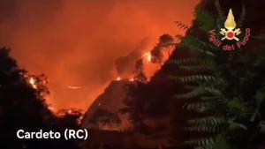 Brucia la Calabria: 80 roghi attivi e 60 già spenti, non c’è tregua per i Vigili del Fuoco