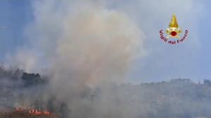Crotone, continuano gli incendi in località Poggio Pudano. Pompieri e canadair in azione