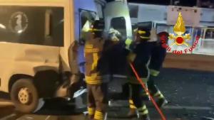 Incidente alle porte di Crotone: liquido infiammabile invade la strada, due contusi