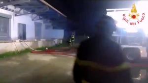 Capannone va a fuoco a Caraffa, attività commerciali avvolte dalle fiamme