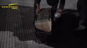 Sbarca dalla Calabria con 30 chili d’hashish, corriere della droga beccato a Messina