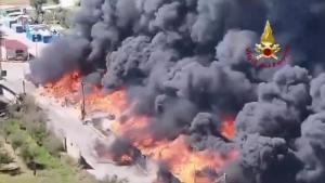 Vasto incendio in deposito di rifiuti, alta coltre di fumo si leva da Palmi