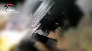 Nascondevano in azienda pistole, kalashnikov e munizioni: arrestati due insospettabili