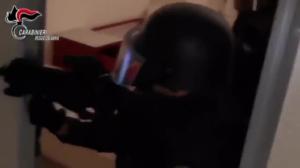 Il carcere non ferma i Labate: in manette i “reggenti” del clan di Gebbione